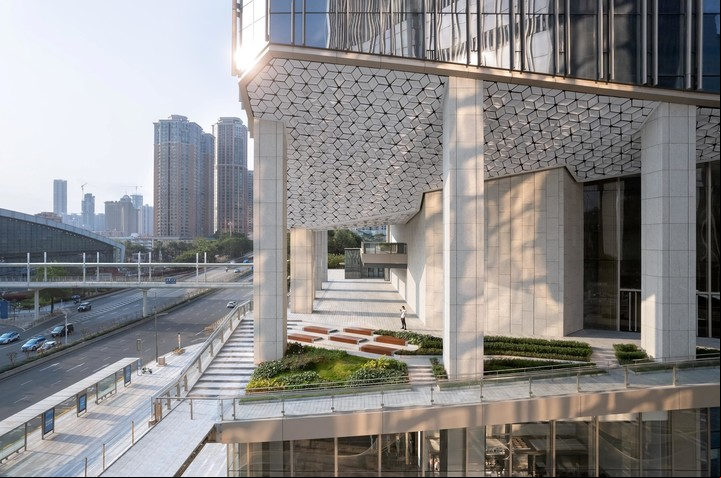 Celia es un innovador cielorraso iluminado y cinético, instalado en la base de la recién inaugurada Torre Ping An (de KPF) en Shenzhen, China.