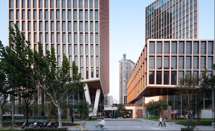 Guohua Finance Center, El diseño enfatiza la conectividad y la comunicación pública al incorporar múltiples puntos de que conectan con las calles circundantes y convergen en un patio central.