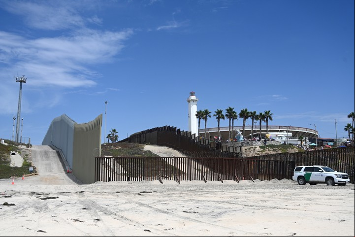 El muro doble visto desde el lado norteamericano. Detrás, Tijuana. Foto Shutterstock