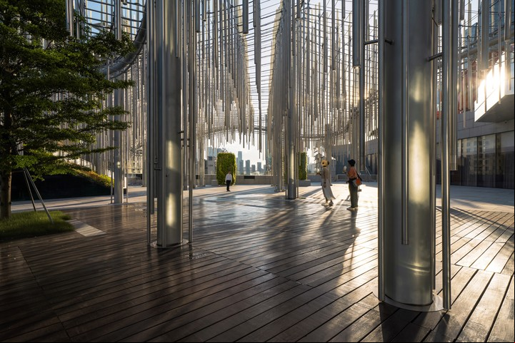 Sobre una estructura perimetral con columnas de acero se distribuyen dos capas de cables de acero tensionadas, más iluminación led.