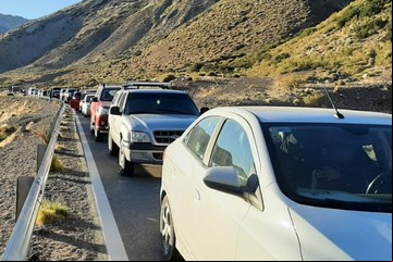 Éxodo de Semana Santa: demoras en la frontera y 5 kilómetros de cola de autos para cruzar a Chile