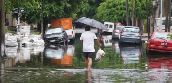 Conurbano bajo el agua tras la tormenta: calles anegadas, casas inundadas y personas evacuadas en La Plata y el Gran Buenos Aires