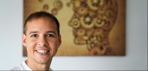 "8 Hilos", el libro que recupera la historia de superación de un joven que sobrevivió al cáncer