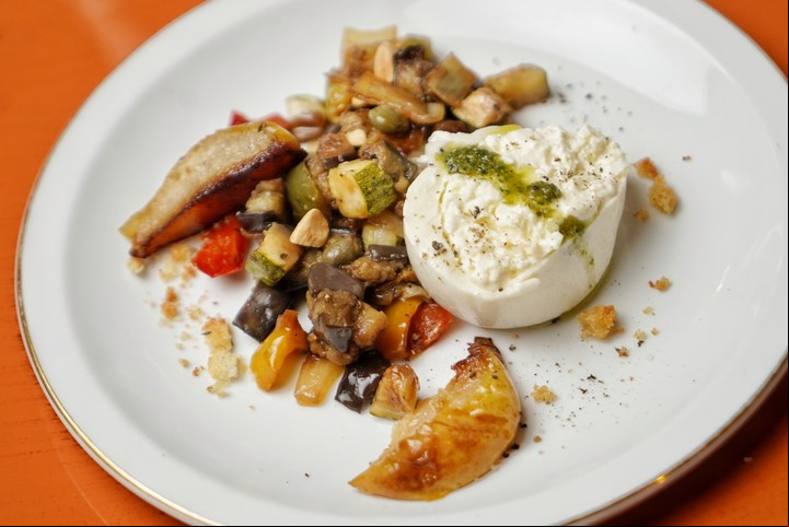 Burratina con pesto y caponatta de vegetales con peras tibias. Fotos Martín Bonetto