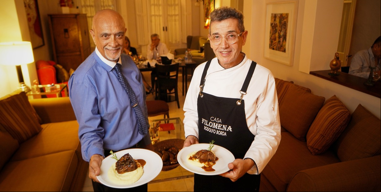 En San Telmo, un restaurante secreto en una casona de 1900 donde comen artistas famosos atendidos por anfitriones de lujo