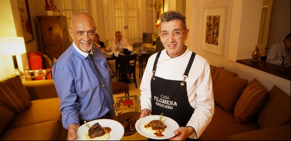 En San Telmo, un restaurante secreto en una casona de 1900 donde comen artistas famosos atendidos por anfitriones de lujo