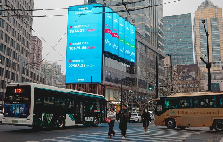 Una pantalla muestra los los datos de la Bolsa de Shanghain, este martes en una calle de esa ciudad de China. Foto: EFE