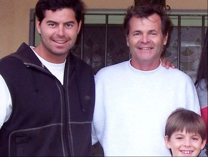 Franco, de chico, junto a su hermano y su padre. Foto: Instagram