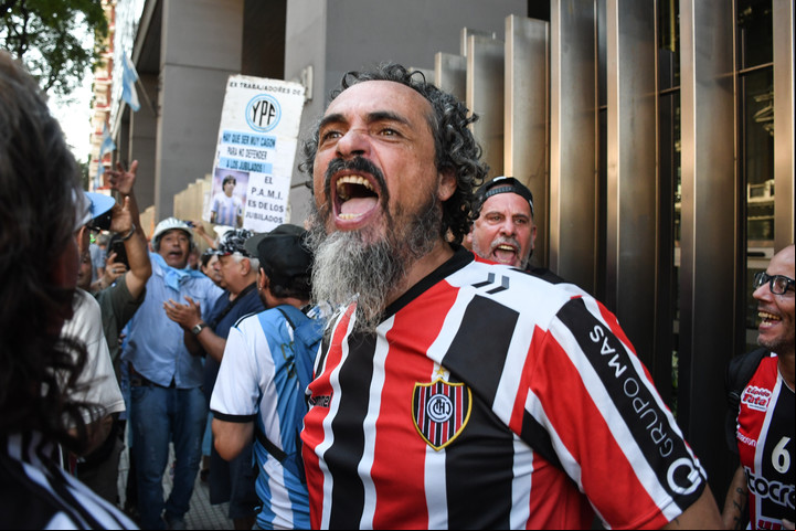 Protesta de jubilados en congreso con apoyo hinchas Chacarita.
Santiago Garcia Díaz -