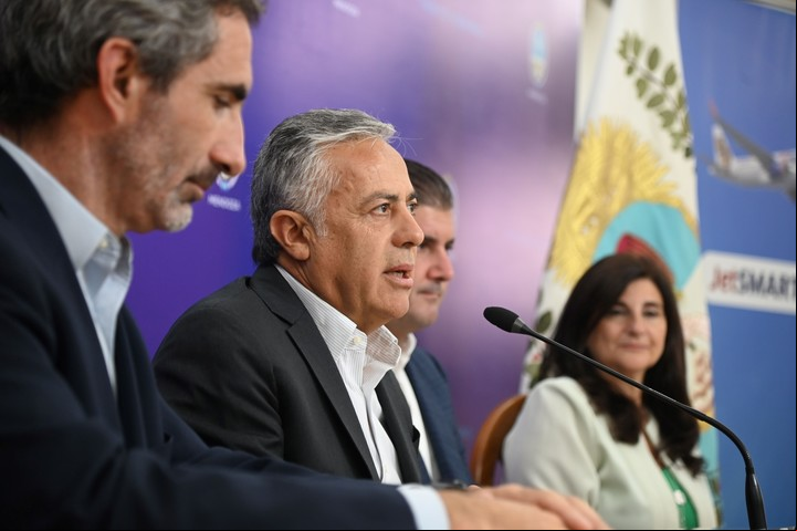 El gobernador Alfredo Cornejo anuncia la ampliación del aeropuerto de Mendoza, junto con las autoridades de Aeropuertos Argentina y Jetsmart.