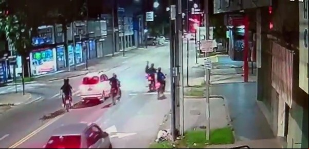 Siete motochorros balearon a un policía para robarle la moto en Morón, cayó herido al asfalto y nadie lo asistió