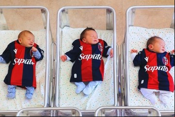 La genial idea del Bologna, el club de Italia que les regala camisetas a los recién nacidos de la ciudad para que se hagan hinchas desde la cuna