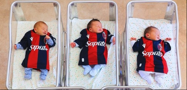 La genial idea del Bologna, el club de Italia que les regala camisetas a los recién nacidos de la ciudad para que se hagan hinchas desde la cuna