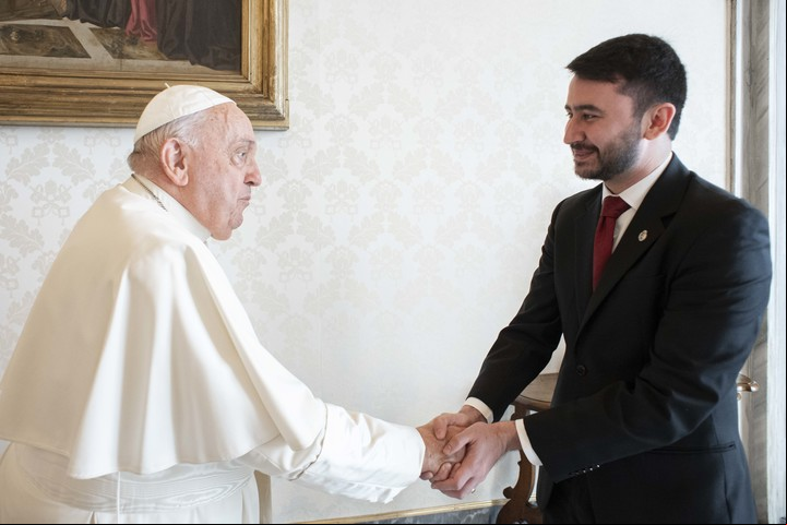 Nahuel Sotelo junto al papa Francisco. Foto Vatican Media.