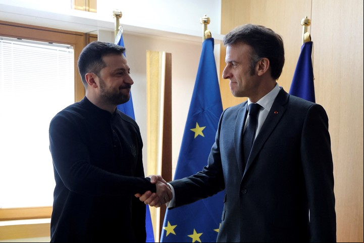 El saludo de Emmanuel Macron al lider ucraniano antes de la cumbre. Foto Reuters