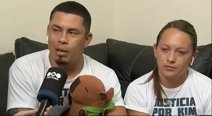 Los papás de Kim Gómez, la nena de 7 años asesinada durante un asalto en La Plata.