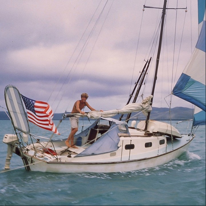 Robin Lee Graham inició su viaje en solitario alrededor del mundo en 1965 con solo 16 años. Foto: Wikimedia Commons.