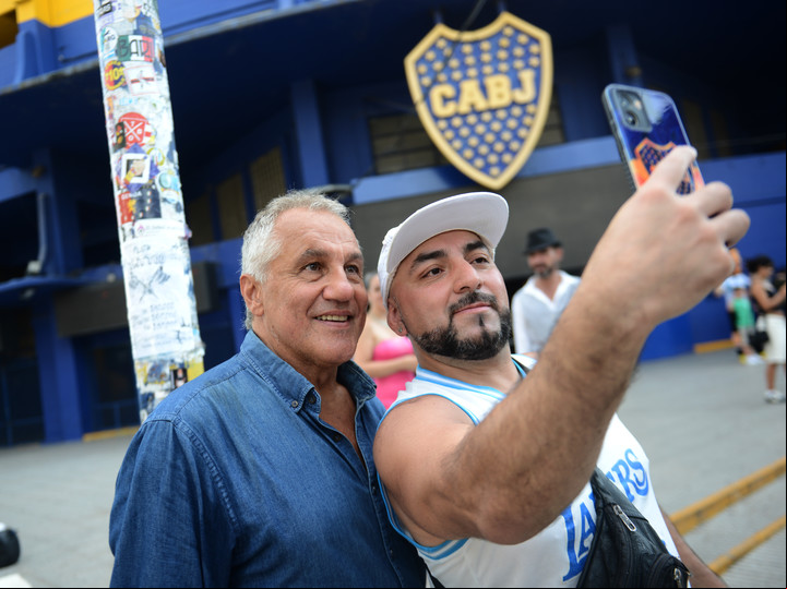 Alberto Márcico y una selfie en la puerta de la Bombonera. Foto: Luciano Thieberger.