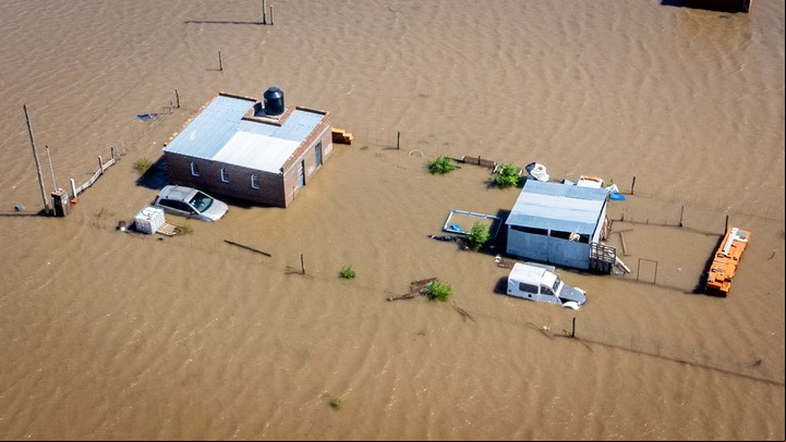 Muchas familias de Bahía Blanca perdieron todo por culpa de la inundación. Foto Horacio Culaciatti