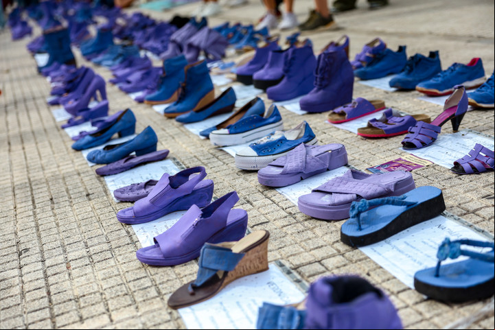Los zapatos que representan la ausencia de las mujeres asesinadas. Foto: Cristina Sille