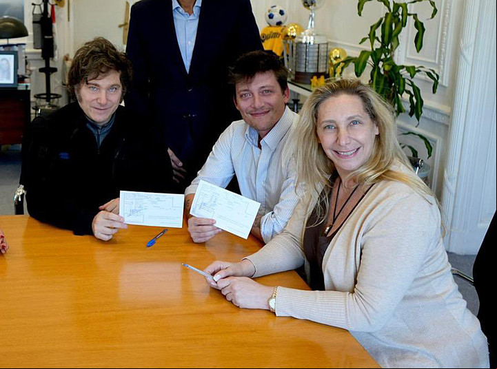 Santiago Caputo con Javier y Karina Milei, al afiliarse a La Libertad Avanza.