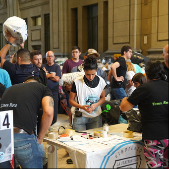 El Tren Solidario partió a Bahía Blanca cargado de emoción y donaciones y hará tres paradas para recibir más
