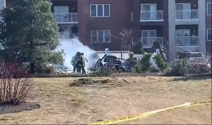 Antes de estrellarse, la aeronave pasó muy cerca de un edificio de tres pisos ubicado dentro de la comunidad para jubilados