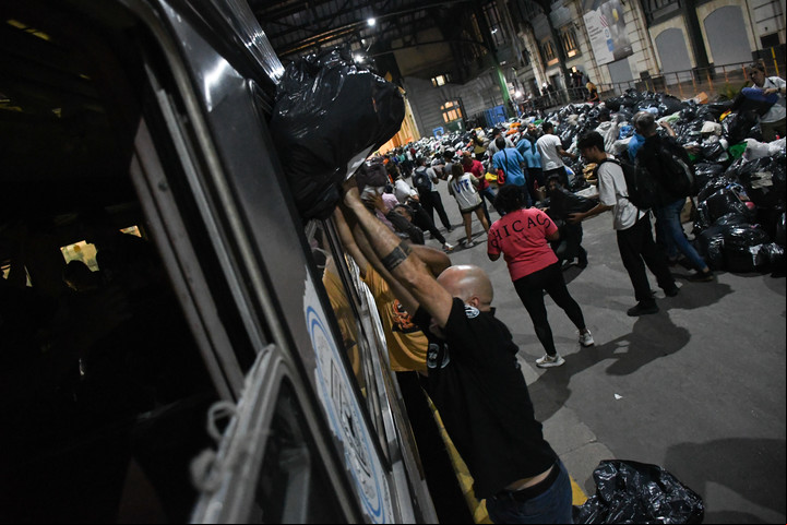 Un tren cargado de donaciones salió hacia Bahía Blanca. Foto:
Santiago Garcia Díaz