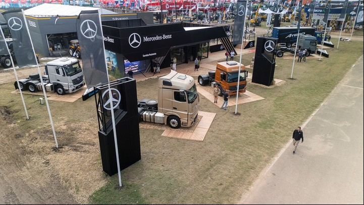 Mercedes-Benz Camiones y Buses mostró sus nuevos camiones e innovadores servicios para los clientes en su stand de Expoagro 2025.