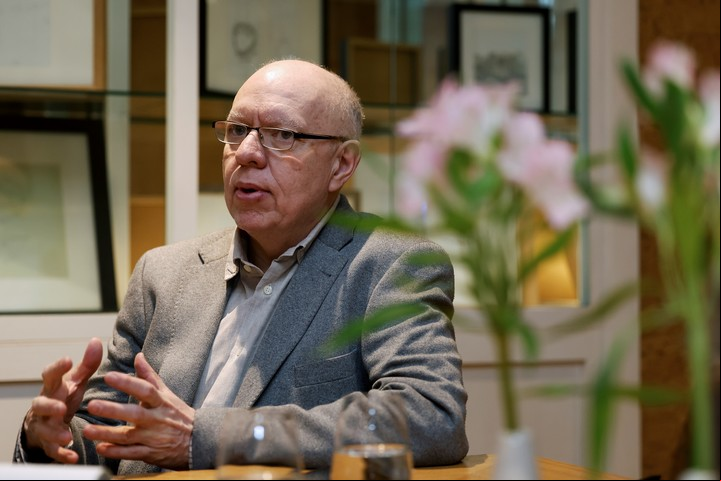El escritor argentino Jorge Fernández Díaz durante la entrevista concedida a EFE en la que habla de su última obra 'El secreto de Marcial', novela ganadora del Premio Nadal 2025, que rinde homenaje a los migrantes españoles en Argentina, "una comunidad olvidada" y a punto de desaparecer. EFE/Mariscal