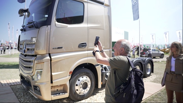 Los visitantes del stand de Mercedes-Benz Camiones y Buses accedieron a todos los detalles de los nuevos camiones.