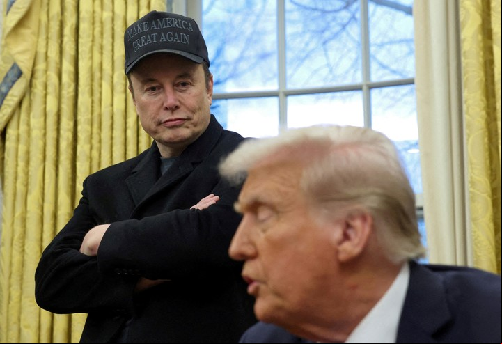 Elon Musk escucha al presidente estadounidense Donald Trump en la Casa Blanca en Washington, Estados Unidos. Foto: REUTERS