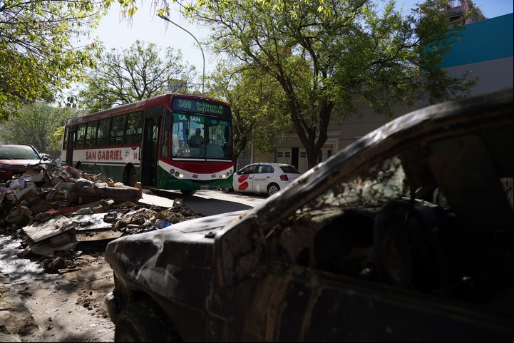Se reanudó el servicio de colectivos con frecuencia limitada en la ciudad. (Foto Juano Tesone / enviado especial)