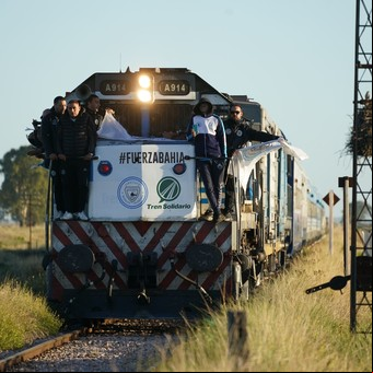 Aplausos de emoción y voluntarios recibieron al tren solidario, que llegó a Bahía Blanca con 1.300 toneladas de donaciones