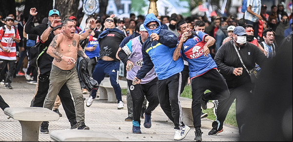 Más revelaciones de la relación del peronismo con los barrabravas violentos del Congreso
