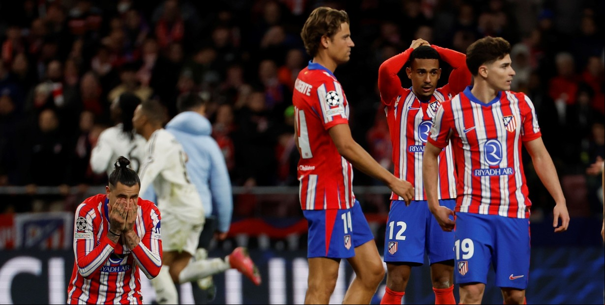 Los jugadores del Atlético de Madrid tras caer en la tanda. EFE / J.J.Guillen