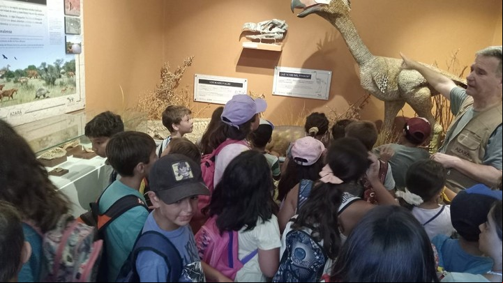 El director del museo, Daniel Boh, guiando a un grupo de escuela. Foto Turismo Miramar