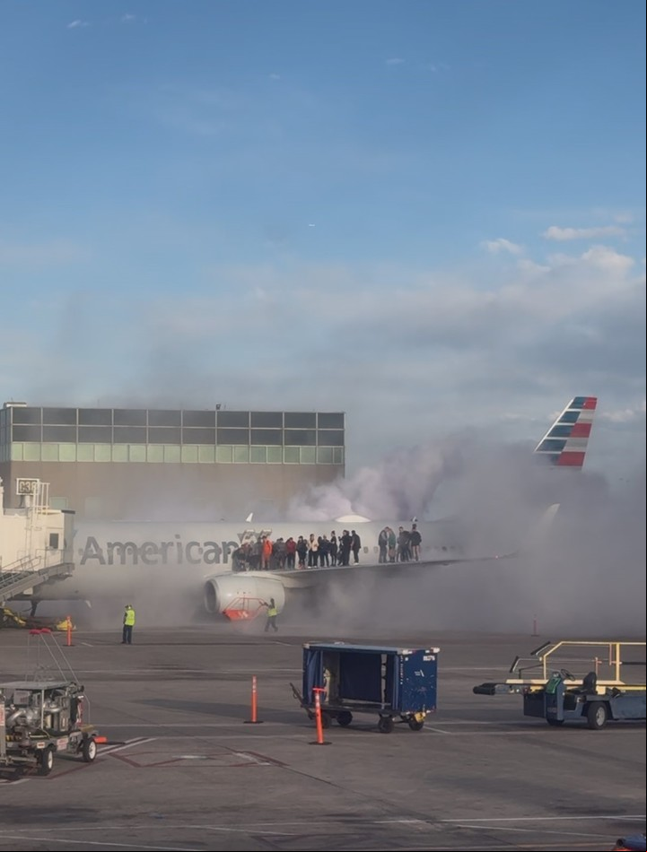Los pasajeros del vuelo 1006 de American Airlines debieron ser evacuados por un incendio en el aeropuerto de Denver. Captura redes sociales.