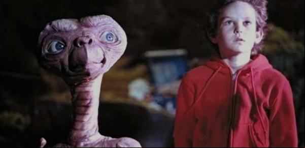 La estrella de ET cree que los extraterrestres existen y "algo viene" para demostrarlo