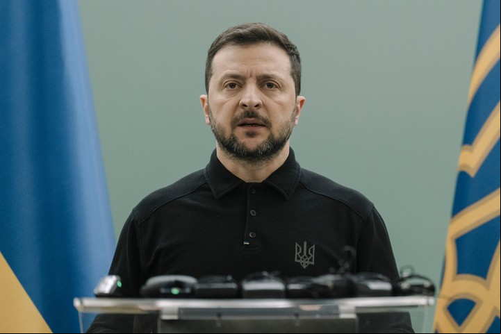 Volodimir Zelenski, presidente de Ucrania, habla antes de una cena Iftar durante el mes sagrado musulmán del Ramadán en Kiev. Foto Bloomberg