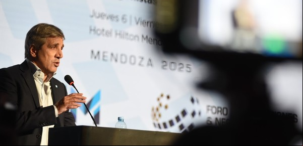 Luis Caputo anunció la baja de impuestos a la importación de ropa y calzados