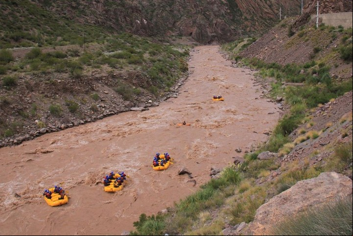 Rafting en el río Mendoza, Potrerillos. Foto Argentina Rafting