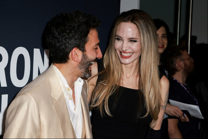 Juan Minujín con Angelina Jolie, en el Festival de Toronto, donde se presentó "Sin sangre", en septiembre e 2024. Foto: Reuters/Carlos Osorio