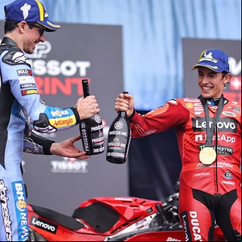 MotoGP de Termas de Río Hondo: Marc Márquez se mostró imparable en la sprint y lo festejó con su hermano Alex, que terminó segundo