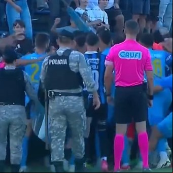 Batalla campal en el fútbol uruguayo: la pelea entre los jugadores de Liverpool y Montevideo City Torque que terminó con cinco expulsados