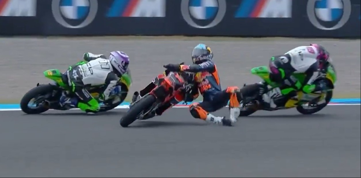 Valentín Perrone sufrió un fuerte accidente en la última vuelta y fue trasladado en ambulancia tras su primera carrera mundialista en Argentina con el Moto3