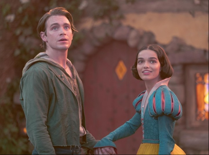 Andrew Burnap -que no, no es el príncipe que viene a salvar a Blanca Nieves- y Zegler.