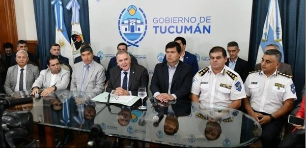 El gobernador de Tucumán y otros funcionarios fueron amenazados por un sentenciado a cadena perpetua: "No le tenemos miedo"