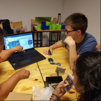 Ofrecen 100 becas gratis para estudiar tecnología a jóvenes que buscan trabajo: cómo anotarse