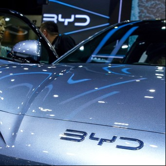 400 kilómetros en 5 minutos: la china BYD y un cargador para autos eléctricos tan rápido como poner nafta